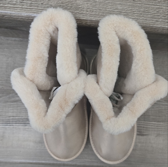 Sugar boots, rose gold with soft flee e lining. Women's size 7 - Picture 6 of 7